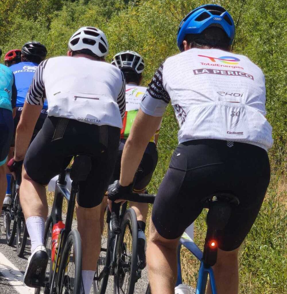 La Marcha Cicloturista 'Pedro Delgado' resiste al calor con más de 1.200 participantes.