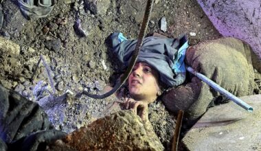 Una joven gazatí es rescatada de los escombros de un bombardeo israelí | Internacional