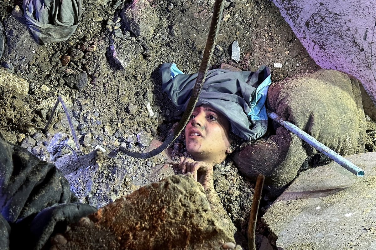 Una joven gazatí es rescatada de los escombros de un bombardeo israelí | Internacional