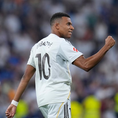 Real Madrid's Kylian Mbappe celebrates after scoring from a penalty kick during the La Liga soccer match between Real Madrid and Osasuna in Madrid, Spain, Tuesday, Aug. 19, 2025. (AP Photo/Manu Fernandez)