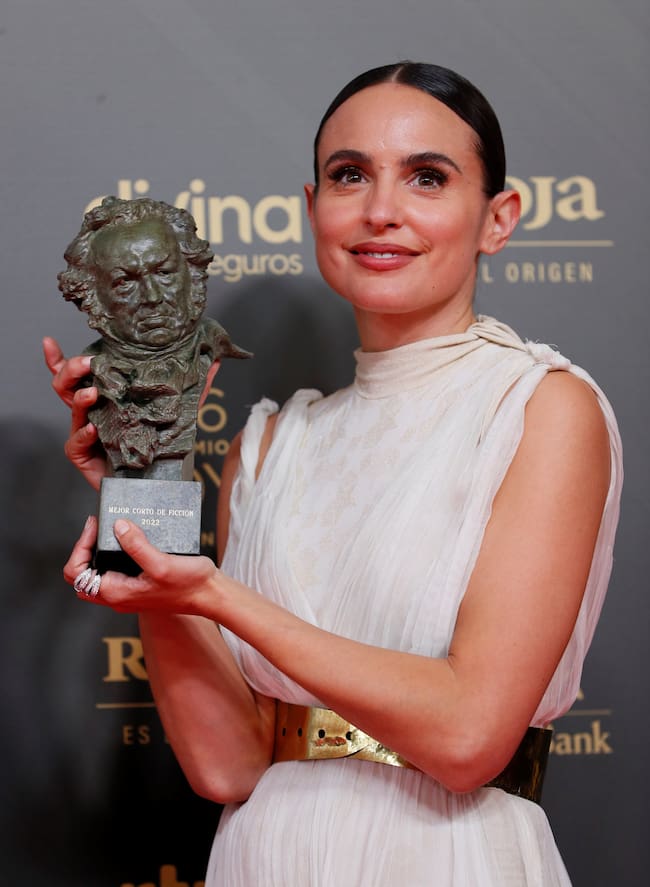 La actriz y directora Verónica Echegui posa con el Goya al "Mejor corto de ficción" por su trabajo "Totem Loba" durante la gala de los Premios Goya en 2022. EFE/Biel Aliño.