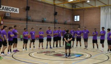 Los jugadores del BM Caja Rural Zamora reciben las instrucciones de Félix Mojón en la sesión vespertina del primer día de pretemporada.