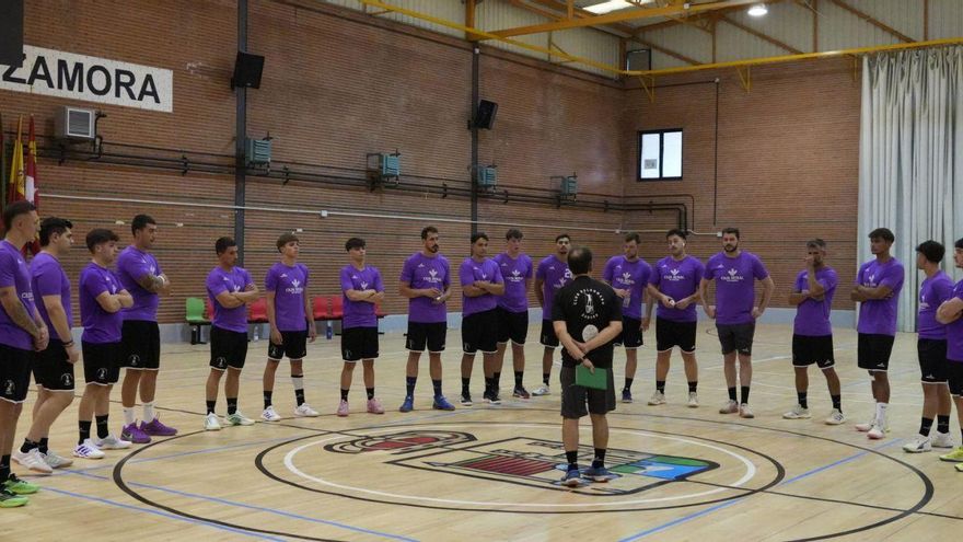 Los jugadores del BM Caja Rural Zamora reciben las instrucciones de Félix Mojón en la sesión vespertina del primer día de pretemporada.