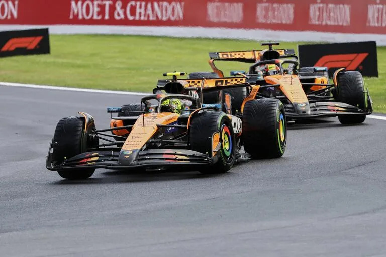 Lando Norris lidera ante Oscar Piastri en Spa-Francorchamps; el británico corre con nueve puntos de desventaja en el Mundial de Pilotos