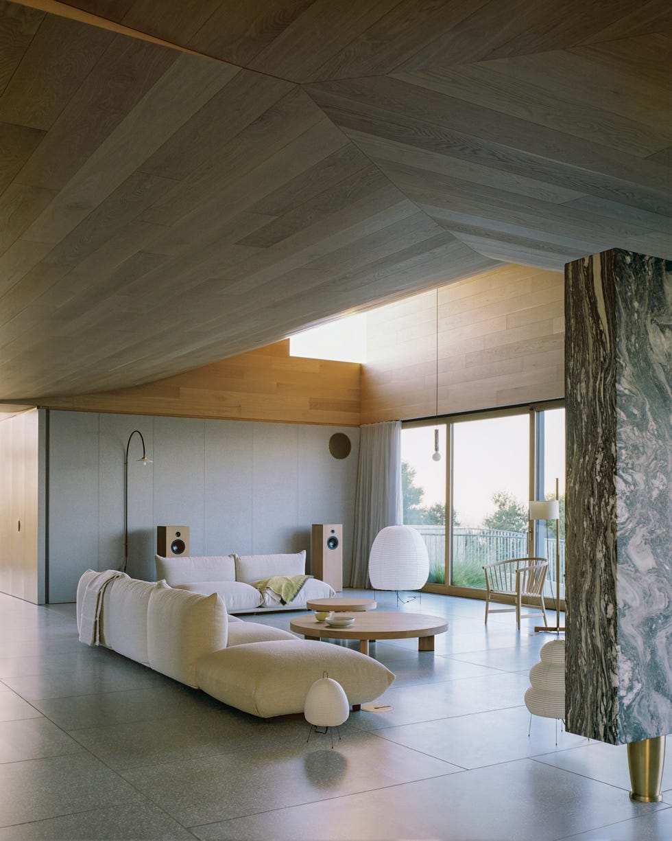 casa estilo espanol ahora planta en superficie, otra inferior enterrada en la montana, bano subterraneo y funciona como un instrumento