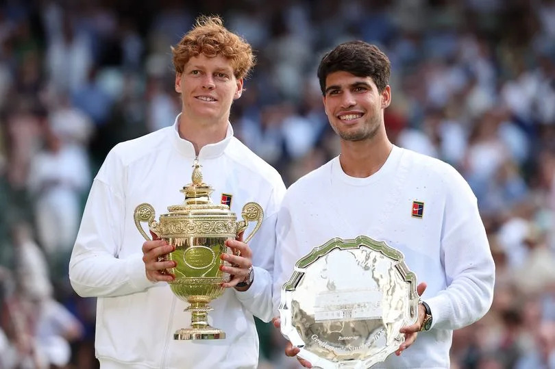 Jannik Sinner (izq.) y Carlos Alcaraz (der.) son los tenistas masculinos mejor clasificados