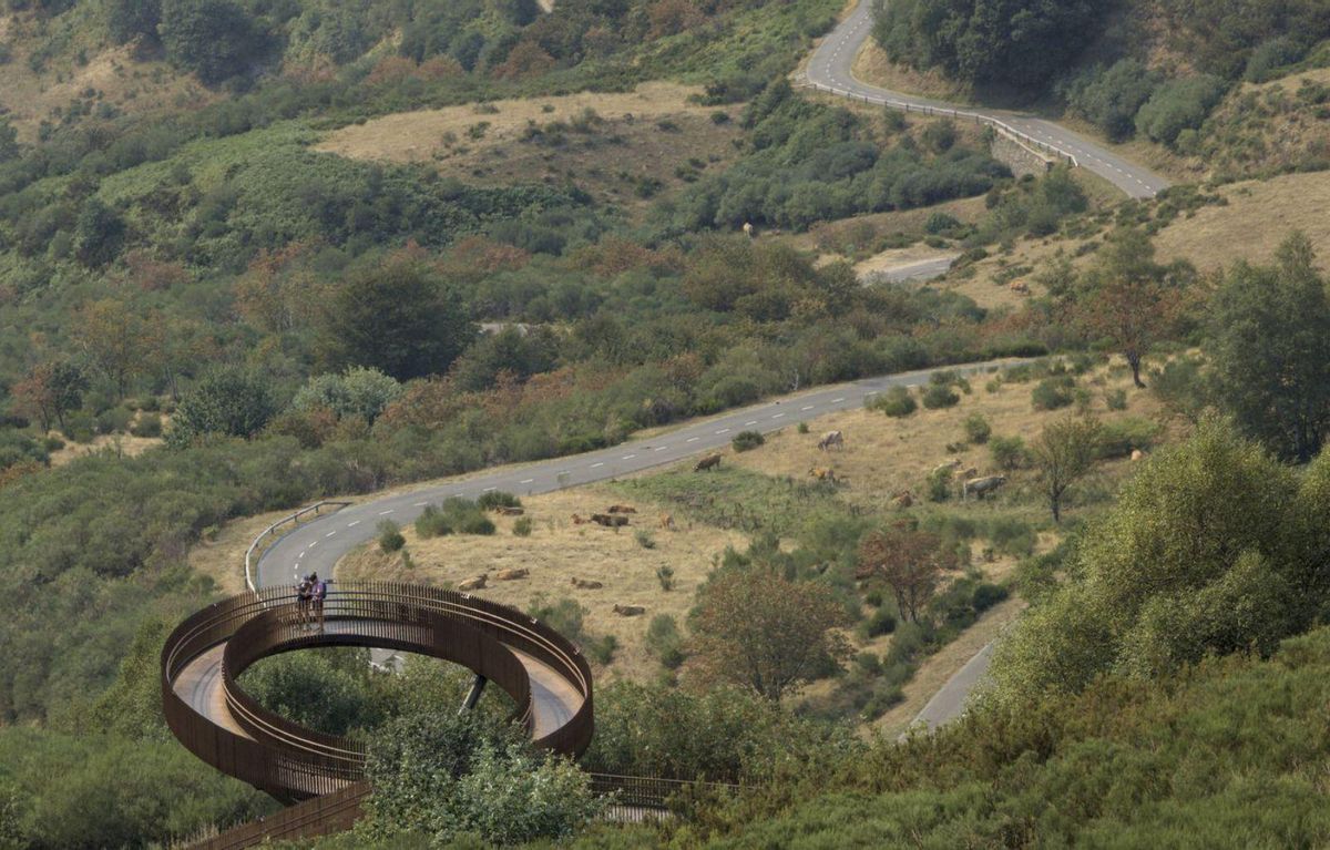 La cumbre del Angliru, convertida en un paisaje casi desértico por la sequía.   | MIKI LÓPEZ