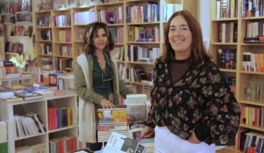 Mercedes Corbillón, en primer plano, conMaría Chedas en la antigau sede de Cronopios Santiago.