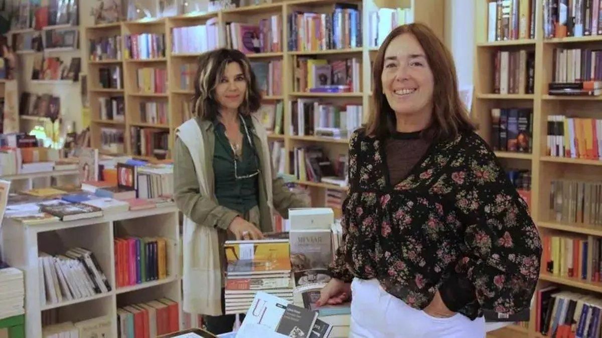 Mercedes Corbillón, en primer plano, conMaría Chedas en la antigau sede de Cronopios Santiago.