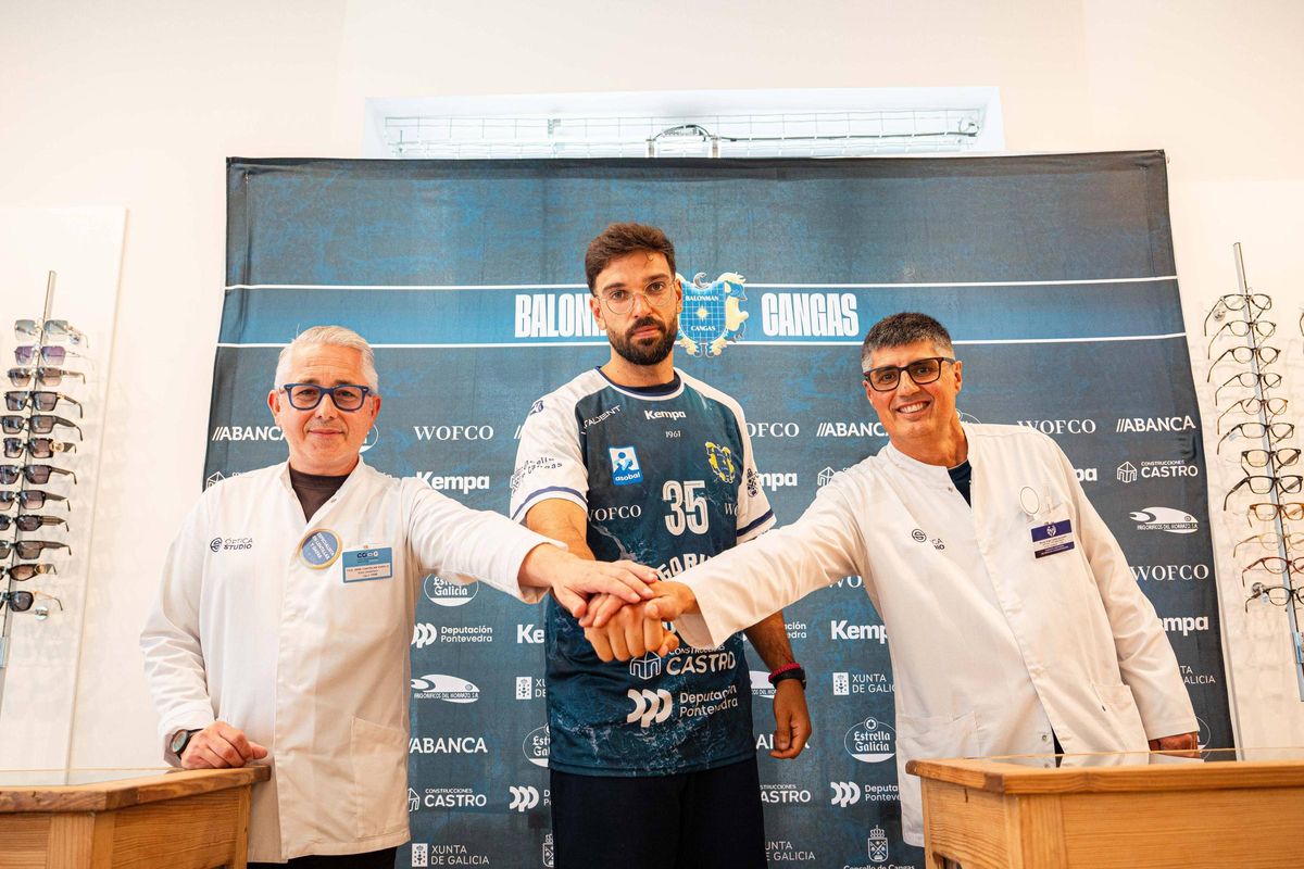 El nuevo jugador del Frigoríficos del Morrazo Pablo Castro junto a los responsables de Óptica Studio, Paco Cantelar (izquierda) y Manuel Camba (derecha), patrocinador del club.