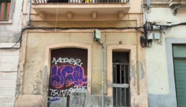 El número 21 del pasaje de Alió, un edificio okupado y reconvertido en narcopiso