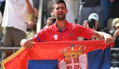 Novak Djokovic, con la bandera de Serbia tras ganar en oro en los JJOO de París 2024