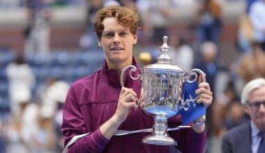 Jannik Sinner posa con el trofeo del US Open