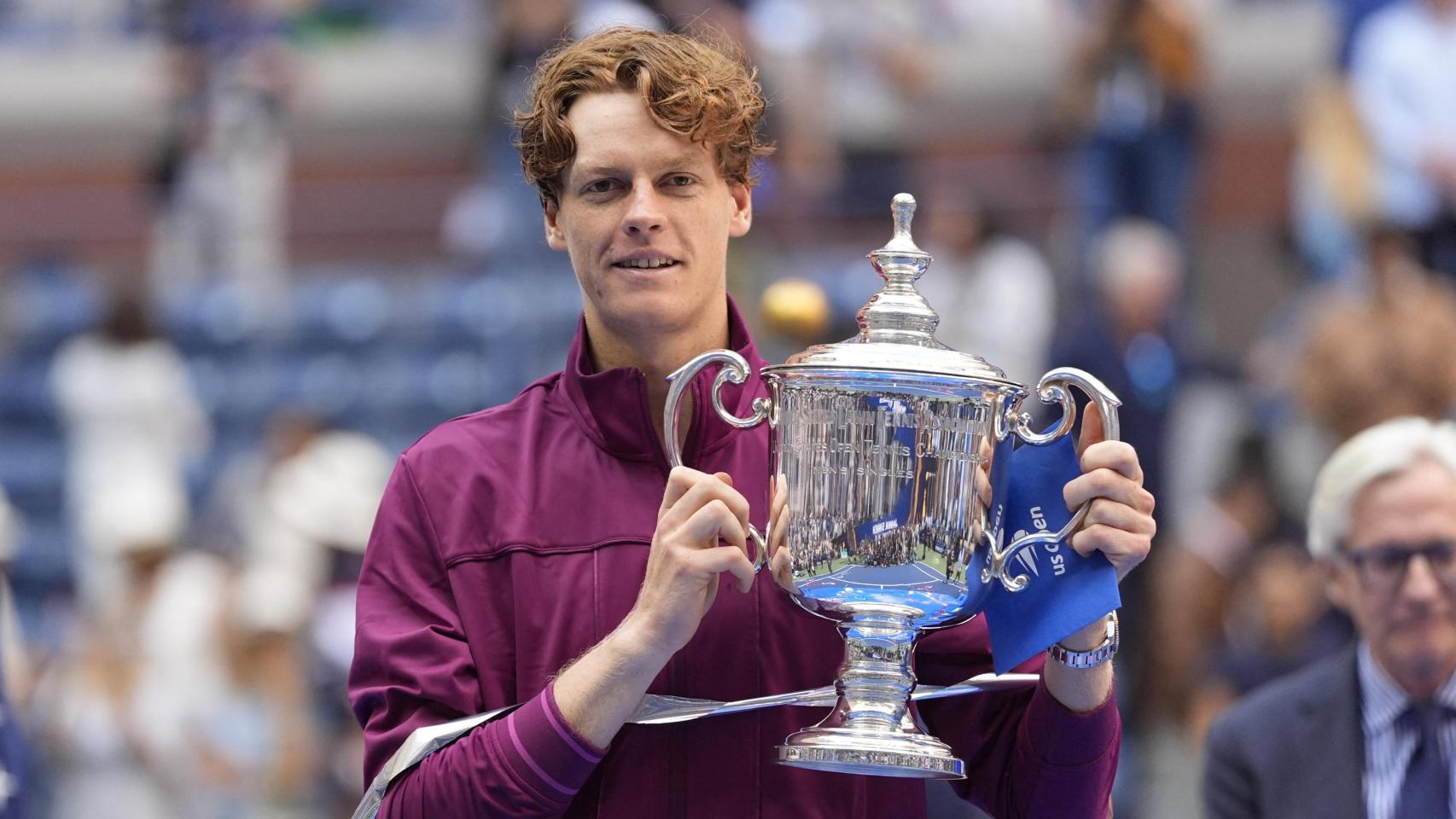 Jannik Sinner posa con el trofeo del US Open
