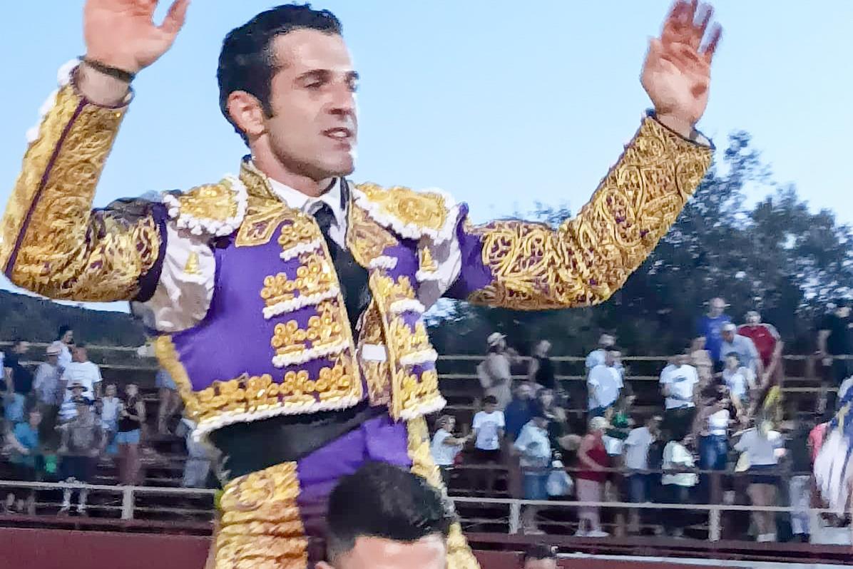 Antonio Linares triunfa en Puebla de Don Rodrigo y corta cuatro orejas