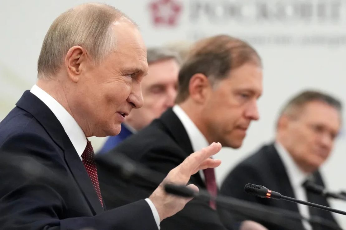 El presidente de Rusia, Vladimir Putin, habla en el marco del Foro Económico Internacional de San Petersburgo, Rusia, el 20 de junio.