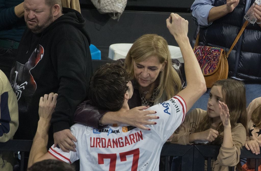 Pablo Urdangarin y la infanta Cristina dándose un abrazo en un partido 