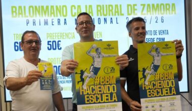 Narciso Prieto, Iñaki Gómez y Guillermo García posan con el cartel de la campaña de socios del Balonmano Zamora