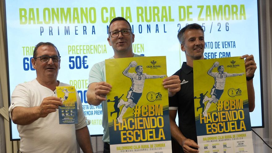 Narciso Prieto, Iñaki Gómez y Guillermo García posan con el cartel de la campaña de socios del Balonmano Zamora