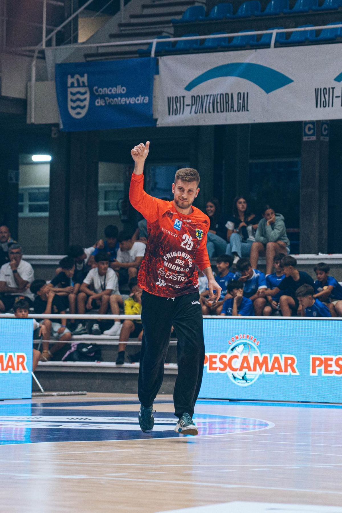 El portero montenegrino del Cangas Suljevic celebra una parada en una acción del partido de ayer ante el Sporting de Portugal.