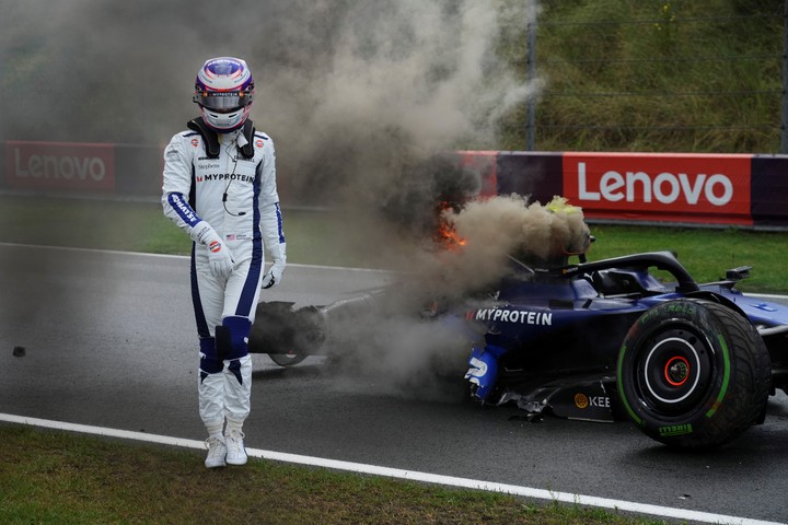 Así quedó el auto tras el fuerte accidente de Logan Sargeant en la tercera práctica libre del GP de Países Bajos 2024.
(AP Photo/Peter Dejong)