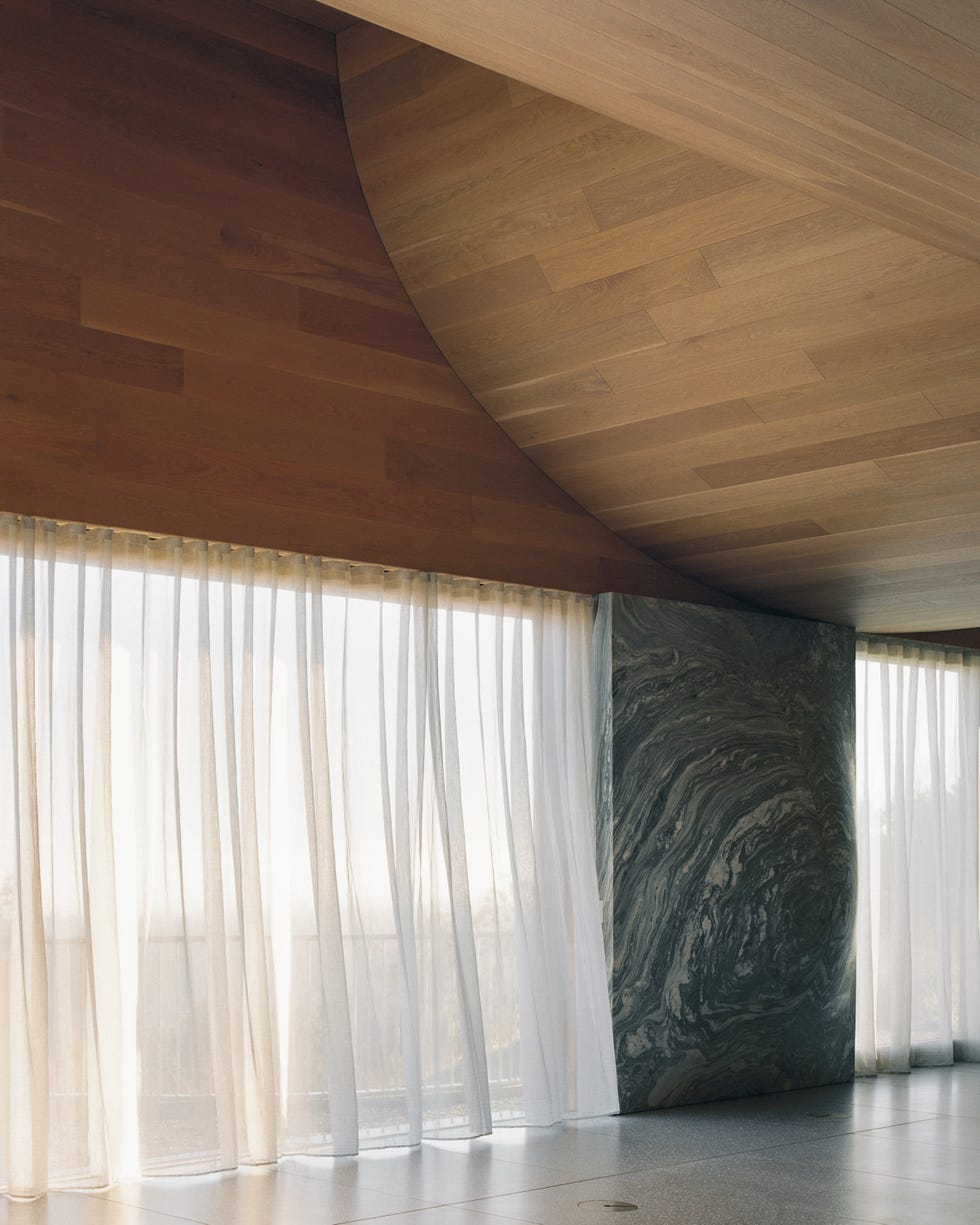 casa estilo espanol ahora planta en superficie, otra inferior enterrada en la montana, bano subterraneo y funciona como un instrumento