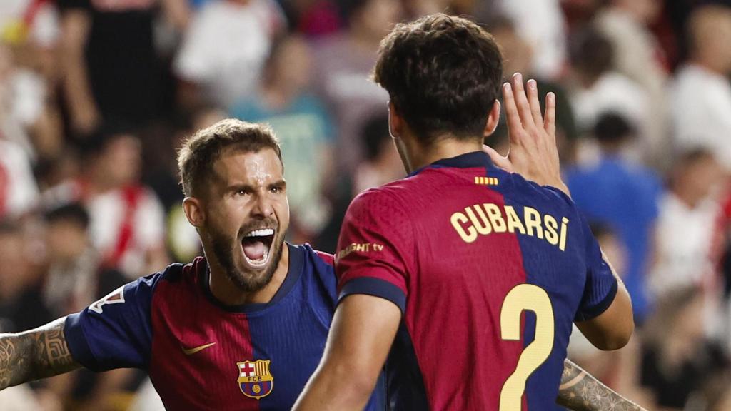 Iñigo Martínez y Pau Cubarsí celebran una acción defensiva ante el Rayo