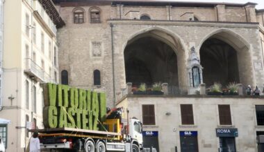 La escultura vegetal de Vitoria-Gasteiz abandona la Plaza de la Virgen Blanca con motivo de las fiestas