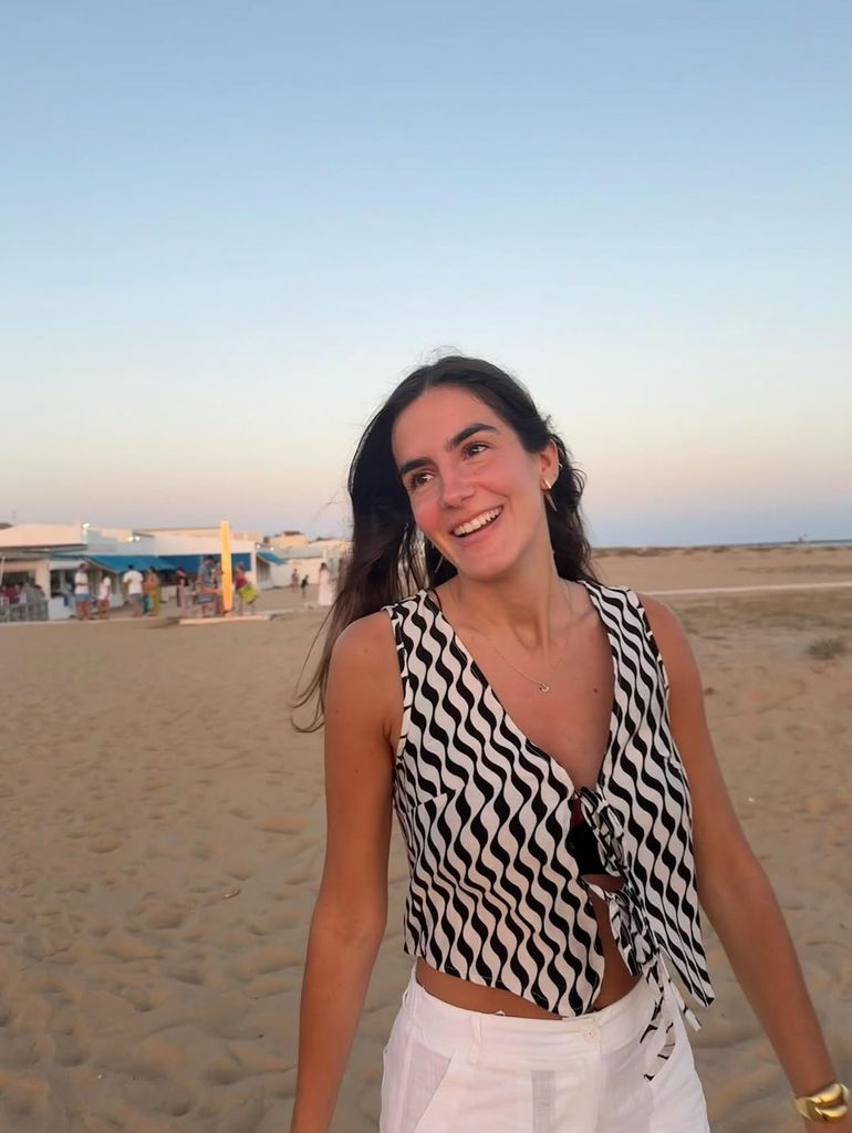 Blanca Llandres disfruta del sol gaditano