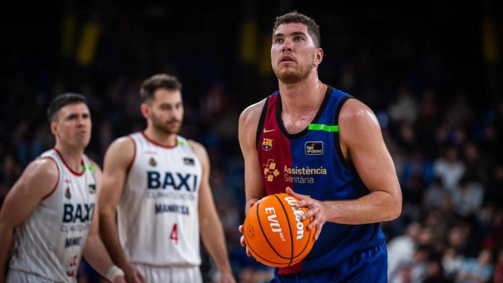 El tiro libre de Joel Parra en el partido contra el BAXI Manresa