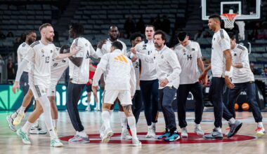 Los jugadores del Real Madrid de basket, poco antes de jugar un partido contra el Baskonia