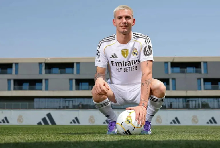 Presentación de Franco Mastantuono con la camiseta de Real Madrid