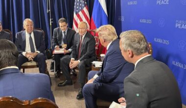 Encuentran en un hotel de Alaska documentos confidenciales de la cumbre de Trump y Putin
