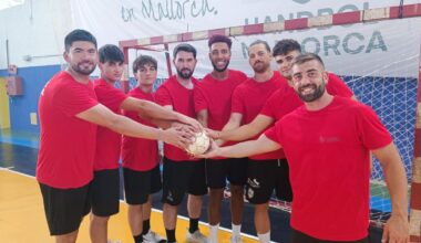 Los jugadores del Handbol Mallorca posan juntos en el primer entrenamiento.