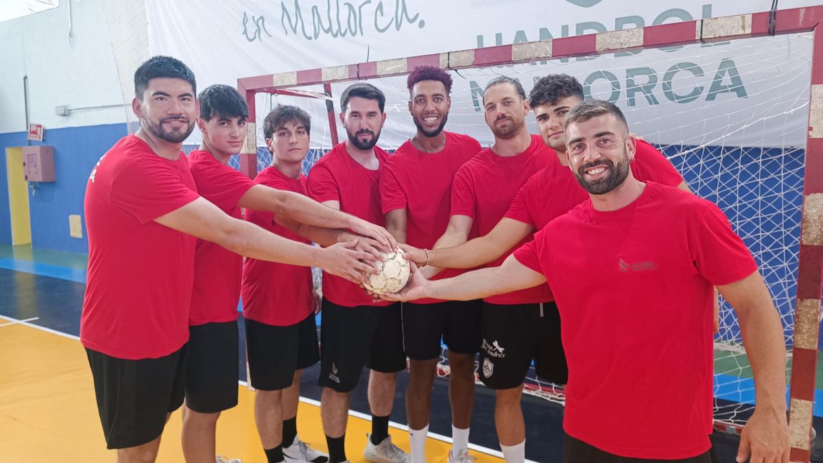 Los jugadores del Handbol Mallorca posan juntos en el primer entrenamiento.