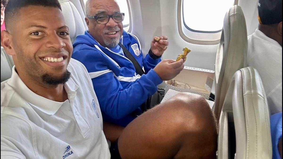 Edy Tavares, arqueado para poder entrar en la butaca del avión de Cabo Verde