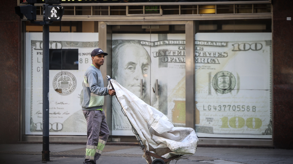 El dólar a 1380 pone en jaque al plan económico | Cierre fatídico de julio para el gobierno, con subas insólitas de las tasas y la paridad cambaria