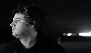 Oda al niño prostituto | Alberto Fuguet escribe sobre el uruguayo Gustavo Escanlar en "Todo no es suficiente", un libro rescatado por Mansalva