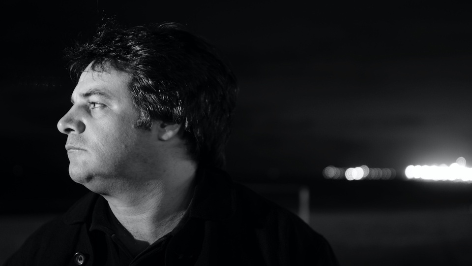 Oda al niño prostituto | Alberto Fuguet escribe sobre el uruguayo Gustavo Escanlar en "Todo no es suficiente", un libro rescatado por Mansalva