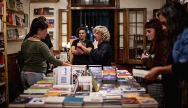 Los Confines, con su premio | Una librería del conurbano, elegida como la mejor del país  