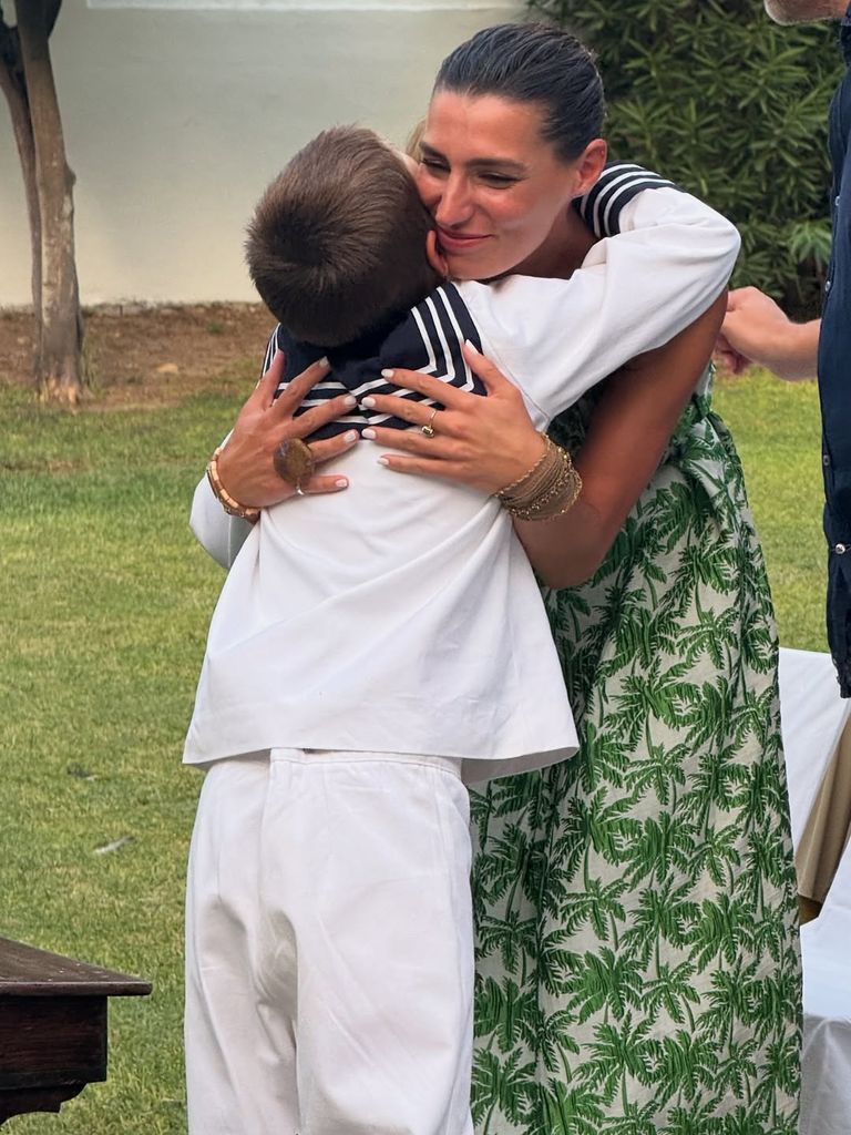 Eugenia Osborne celebra la comunión de su hijo Tristán