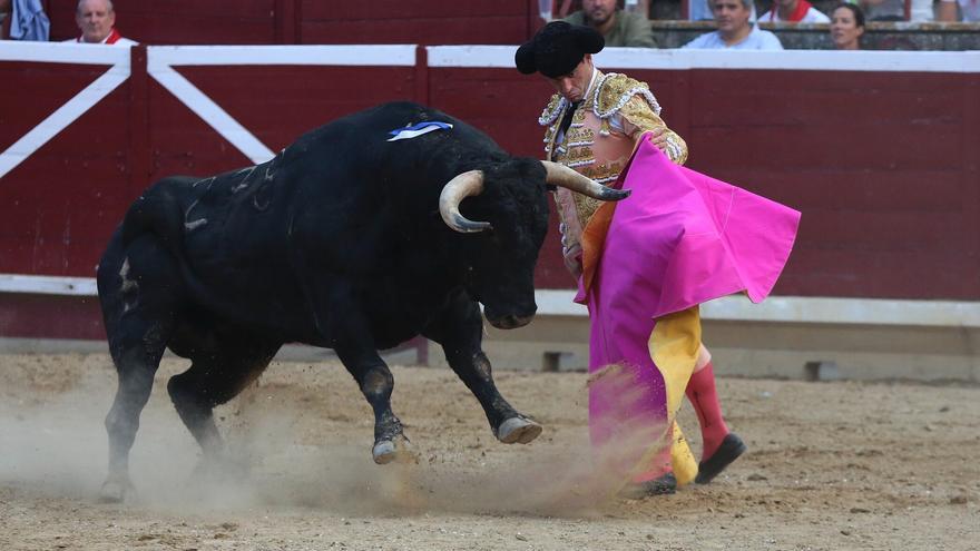 FIESTAS DE TAFALLA Desigual corrida de Palha y sendas orejas para Serna y Pinar