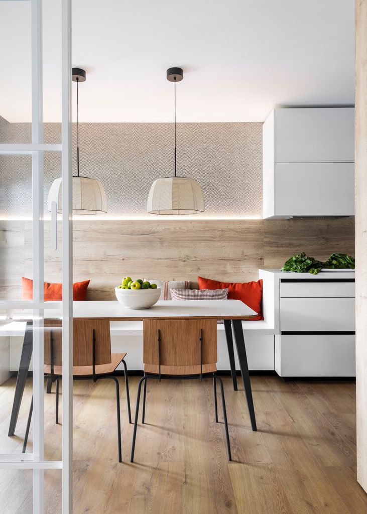 Cocina con office con papel pintado y lus integrada. 