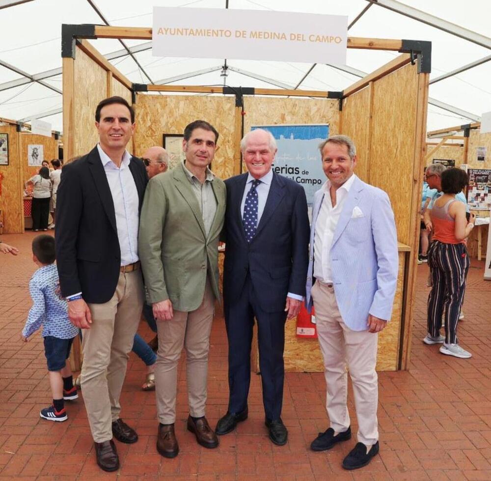 El cartel fue presentado en la feria de espectáculos populares de Medina por Guzmán Gómez (alcalde), Alberto Amigo (teniente de alcalde), Ramón Calderón (abogado y padrino del acto) y Rafael Ayuso (empresario taurino).