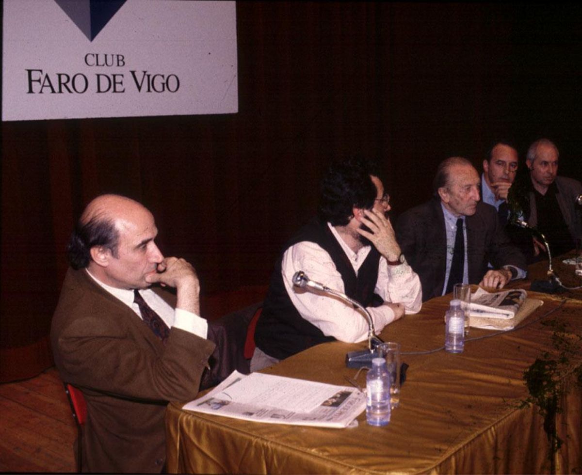 Andrés Perea, Marcos Pantaleón y Francisco Javier Sáenz de Oiza en el coloquio organizado por el Club Faro el 11 de marzo de 1993 para explicar sus proyectos