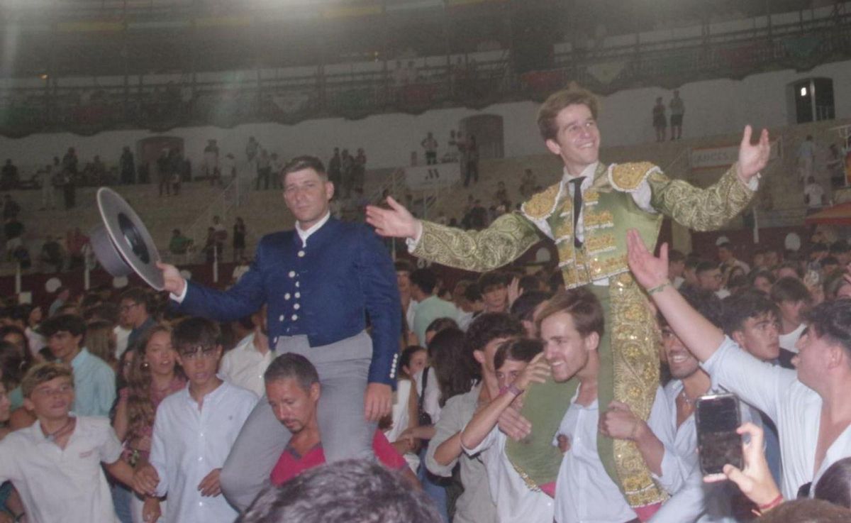 Martínez y Garibay, en hombros.