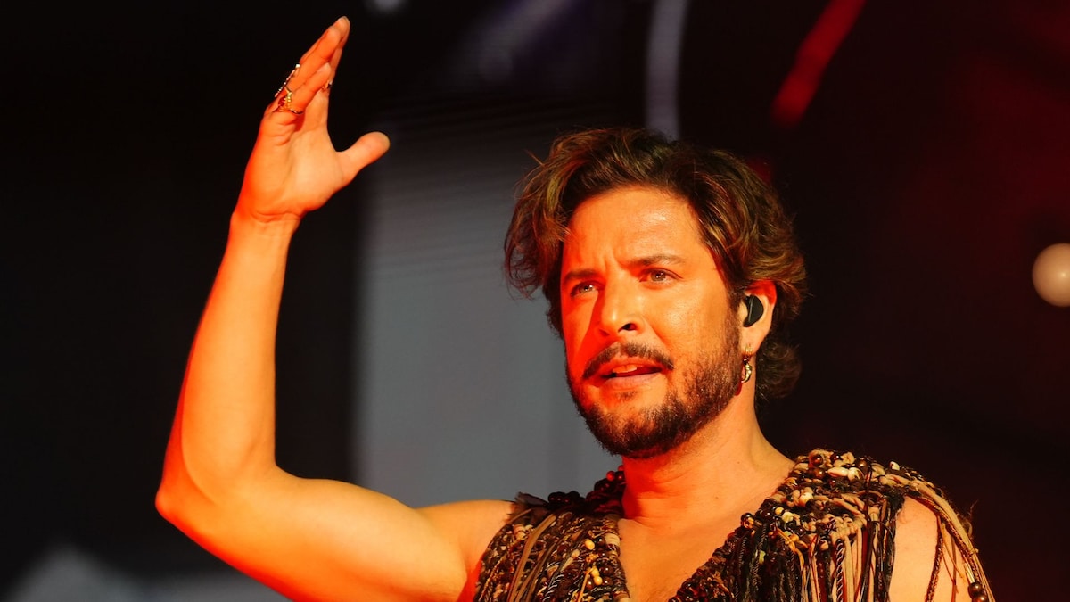 su impactante caída en pleno concierto en Huelva y su reacción