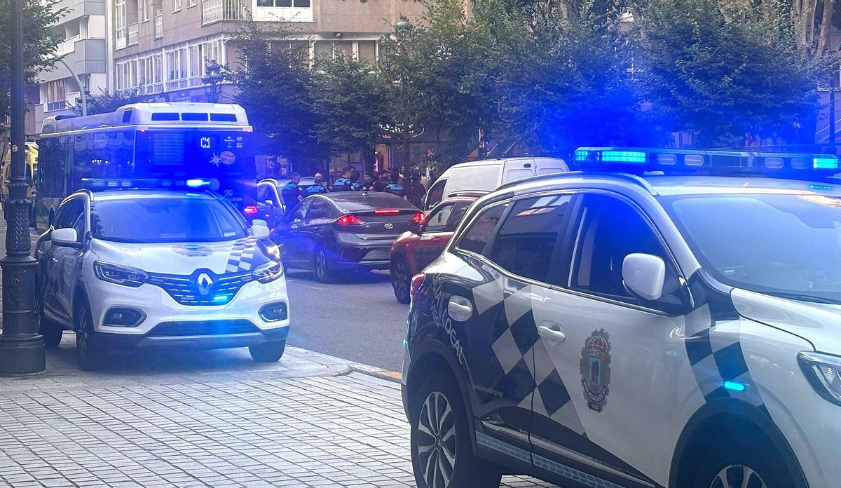 Calle Torrecedeira con patrullas policiales, este jueves en Vigo.