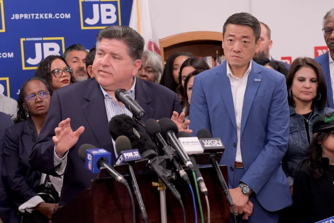 El gobernador de Illinois, J. B. Pritzker, habló junto a los demócratas de la Cámara de Representantes de Texas durante una conferencia de prensa en Carol Stream, Illinois, el domingo. Al preguntársele sobre las posibles iniciativas de redistribución de distritos electorales lideradas por los gobernadores demócratas de California y Nueva York, Pritzker respondió: 