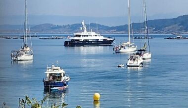 El &quot;Valoria B&quot;, el yate de Amancio Ortega, fondeado hoy delante de la playa de Arneles, en la ría de Aldán.
